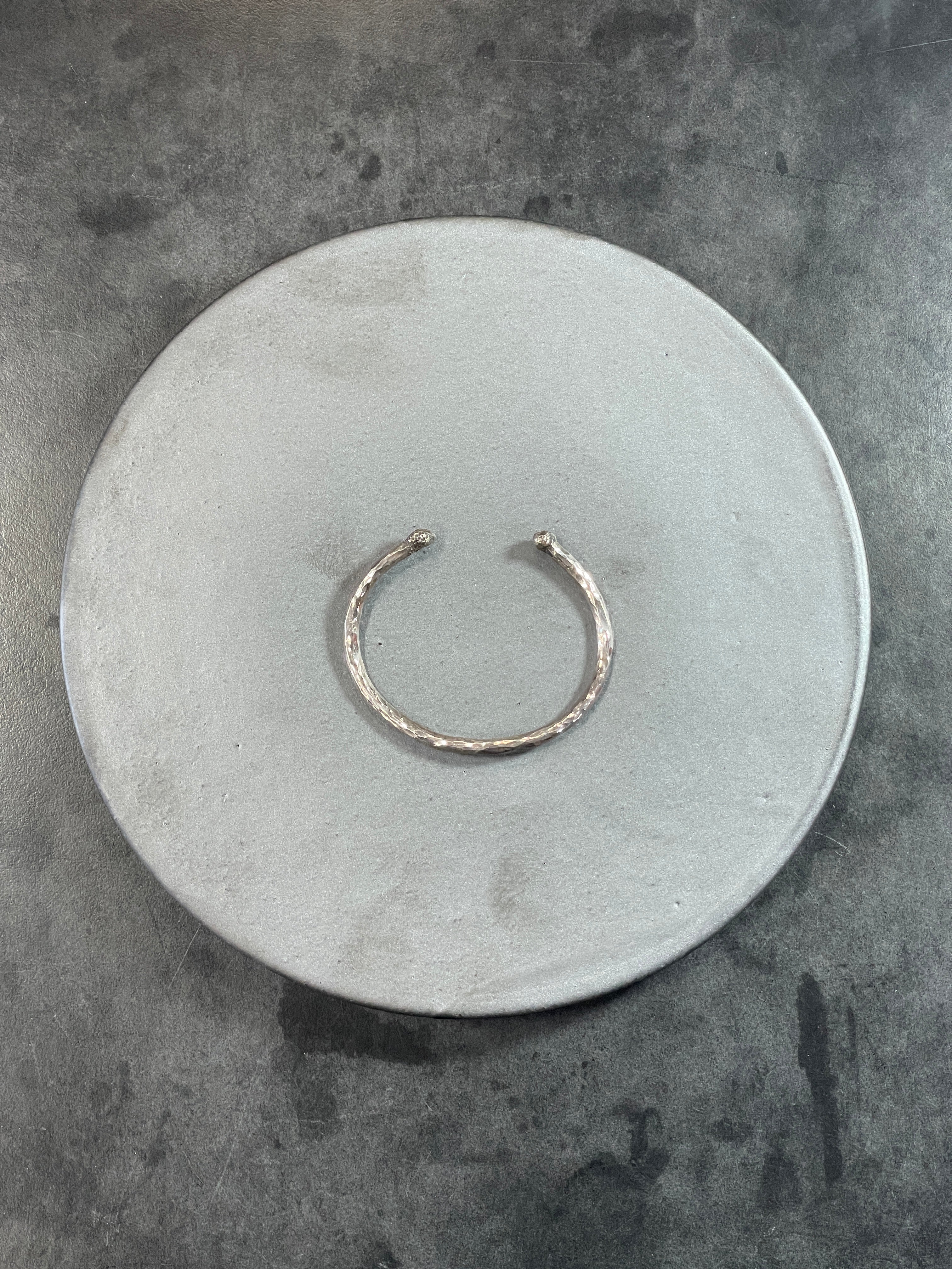 iolom : TSUCHIME HAMMERED BANGLE [io-02-025] – prasthana sendagaya 
