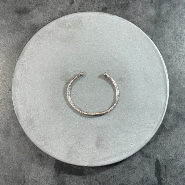 iolom : TSUCHIME HAMMERED BANGLE [io-02-025] – prasthana sendagaya