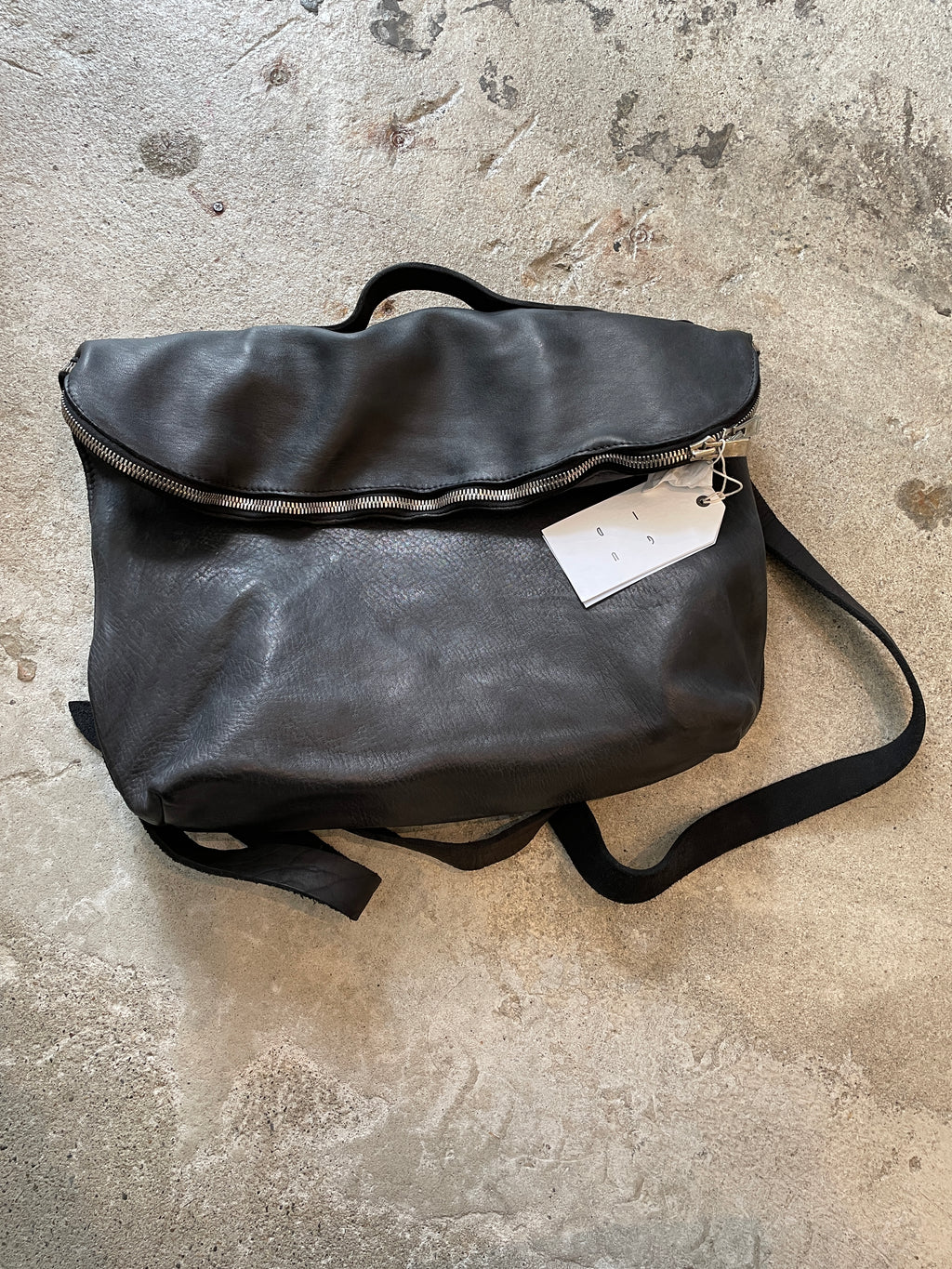 より退廃的な手作り感のあるGUIDI / M10 SOFT HORSE FULL GRAIN BAG